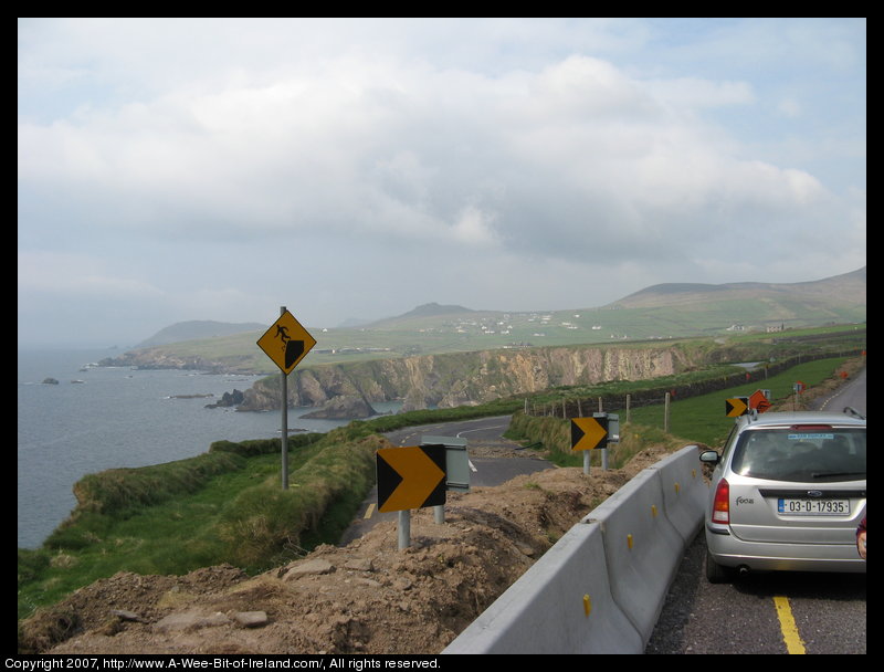 A sign depicts a person falling from a cliff as a warning not to go too close to the edge.